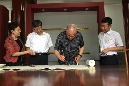 書畫院特邀愛新覺羅·啟驤(右二)任名譽(yù)院長