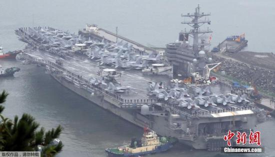 當?shù)貢r間10月16日,，美國尼米茲級核動力航空母艦“羅納德-里根號”(CVN-76)駛?cè)腠n國海軍釜山基地,。該航空母艦從10月10日至15日參加韓美”2016年度不屈意志“聯(lián)合軍事演習。尼米茲級核航母“里根號”艦長333米,，排水量10.2萬噸，甲板面積1800平方米,，相當于3個足球場,，可容納80多架飛機,。
