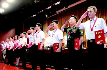     8月1日，北京市民政局召開紀(jì)念建軍90周年暨“十佳復(fù)員轉(zhuǎn)業(yè)軍人”表彰大會(huì),，紀(jì)念中國人民解放軍成立90年來走過的風(fēng)雨歷程,，表彰全局系統(tǒng)優(yōu)秀復(fù)員轉(zhuǎn)業(yè)軍人，激勵(lì)廣大復(fù)員轉(zhuǎn)業(yè)軍人不忘初心,、繼續(xù)前進(jìn),。  本報(bào)記者  齊波  攝