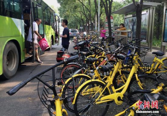 資料圖：共享單車擠滿北京一處公交站臺,，對公交車的運行產(chǎn)生一定影響。<a target='_blank' href='http://www.chinanews.com/' _fcksavedurl='http://www.chinanews.com/'></table>中新社</a>記者 劉關關 攝