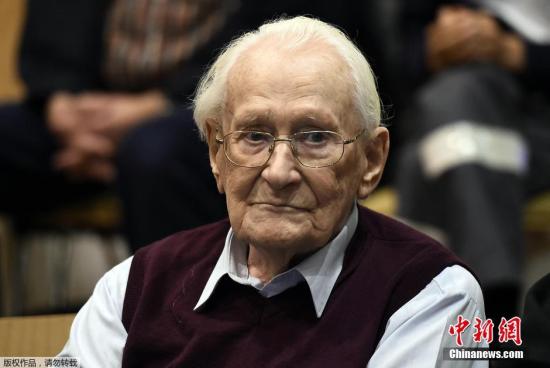 現(xiàn)年93歲的奧斯卡·格勒寧從1942年9月至1944年10月作為德國(guó)黨衛(wèi)軍的一員在奧斯威辛執(zhí)勤,。他的主要任務(wù)是,，管理囚徒們的錢幣、首飾等有價(jià)值物品,。因此,，他也在媒體上被稱為“奧斯威辛的會(huì)計(jì)”。