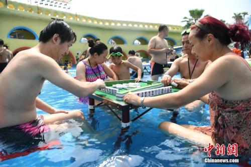 資料圖：2017年8月2日，重慶洋人街一水上樂(lè)園舉行夏季消暑活動(dòng),，其中水中玩麻將吸引不少游客參與,。陳超 攝