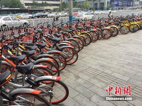 資料圖：路邊停放著多種共享單車,。<a target='_blank' href='http://www.chinanews.com/' >中新網(wǎng)</a> 吳濤 攝