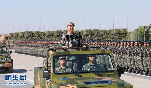 7月30日上午,，慶祝中國人民解放軍建軍90周年閱兵在朱日和聯(lián)合訓(xùn)練基地隆重舉行,。中共中央總書記、國家主席,、中央軍委主席習(xí)近平檢閱部隊并發(fā)表重要講話,。這是習(xí)近平乘車檢閱部隊,。新華社記者 李剛 攝