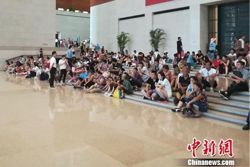 坐在國博一層大廳臺階上的人們,。上官云 攝