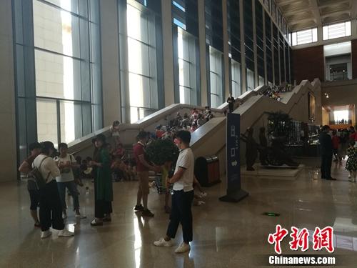 國(guó)博內(nèi)一段樓梯上也坐了不少人,。上官云 攝