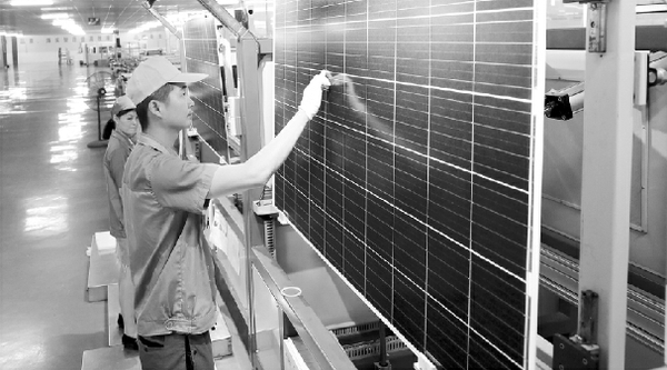 安徽滁州一家企業(yè)的太陽能電板生產(chǎn)流水線上,，工人們對產(chǎn)品進行檢測。  新華社發(fā)