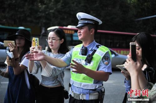 資料圖：昆明交警網(wǎng)絡(luò)直播執(zhí)法,，邀請(qǐng)網(wǎng)友圍觀,。 <a target='_blank' href='http://www.chinanews.com/'>中新社</a>記者 劉冉陽(yáng) 攝