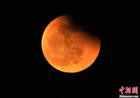 12月21日,，精彩絕倫的月食天象現(xiàn)身天宇,。月食分為半影月食、月偏食和月全食三種,。月全食是地球運行到太陽與月球之間,，當三者在一條直線時，地球影子將月球遮住的天文現(xiàn)象,。圖為北京時間17：54分拍攝的月全食“復原”過程,。復圓指月球與地球本影二次外切，月球離開地球本影,，月偏食結(jié)束,。<a target='_blank' href='http://www.chinanews.com/'>中新社</a>記者 金碩 攝