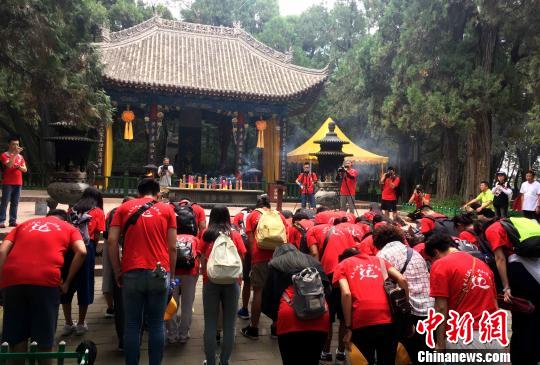 兩岸青年學(xué)生在古柏環(huán)繞的黃帝陵前，通過行鞠躬禮等傳統(tǒng)禮儀,，表達(dá)對人文始祖軒轅黃帝的崇敬之情,?！埥鸫?攝