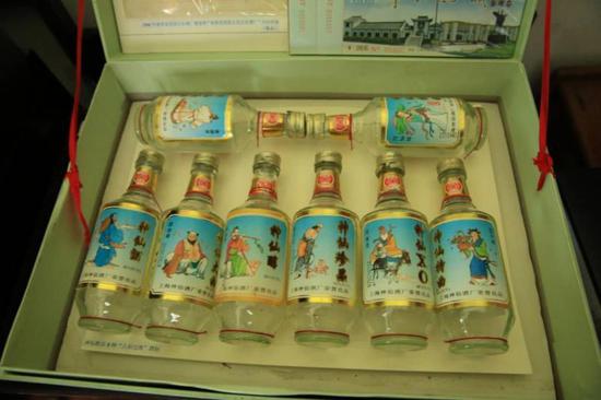  上海神仙酒廠的老瓶子，8個(gè)瓶子湊成一套“八仙過?！?。