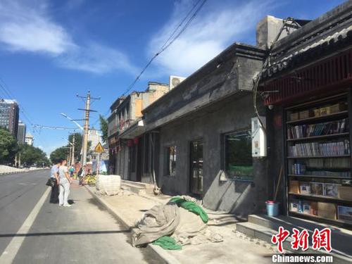 在整治“開墻打洞”亂象的基礎上，北京的老城區(qū)同步進行著升級改造,。圖為阜成門內(nèi)大街正在進行整治,。　曾鼐 攝