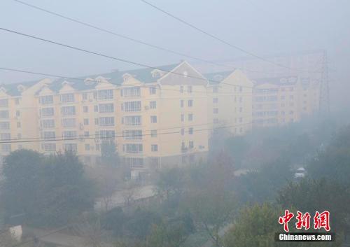 當(dāng)日的吉林省省會長春市一度成為中國不折不扣的“霧都”,，位居全國城市空氣質(zhì)量最差排名第一位,。吉林省氣象臺也發(fā)布霾橙色預(yù)警，預(yù)計未來24小時,，吉林松原,、長春、四平,、遼源,、通化等地均有霾。張瑤 攝
