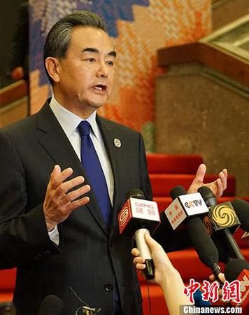 中國外交部長王毅8月6日在菲律賓馬尼拉出席中國-東盟外長會后,，舉行中外媒體吹風(fēng)會。王毅表示,，今年是東盟成立50周年,，明年將是中國-東盟建立戰(zhàn)略伙伴關(guān)系15周年，中國與東盟的關(guān)系面臨提質(zhì)升級的重要機(jī)遇,。中國與東盟的關(guān)系面臨提質(zhì)升級的重要機(jī)遇,。與會外長一致同意，中國和東盟要打造更高水平的戰(zhàn)略伙伴關(guān)系,，構(gòu)建更為緊密的中國-東盟命運(yùn)共同體,。當(dāng)天還簽署了《關(guān)于建立中國-東盟中心的諒解備忘錄》修訂版。 <a target='_blank' href='http://www.chinanews.com/'>中新社</a>記者 關(guān)向東 攝
