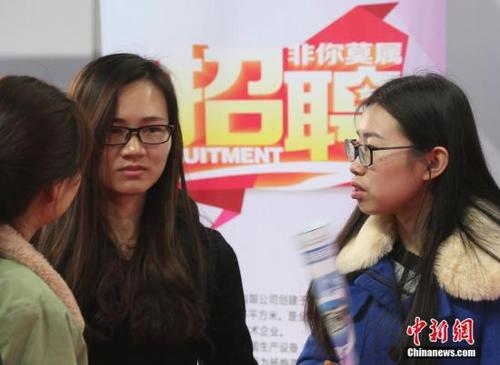 3月17日,，由中國農(nóng)業(yè)部對外合作司,、國際合作司主辦的“農(nóng)業(yè)對外合作‘獵英行動計劃’”招聘活動在南京農(nóng)業(yè)大學舉辦，各地近百家與農(nóng)業(yè)相關(guān)的單位提供3600余個工作崗位招攬人才,，吸引了眾多應(yīng)屆畢業(yè)生前來咨詢洽談,。 <a target='_blank' href='http://www.chinanews.com/'>中新社</a>記者 泱波 攝