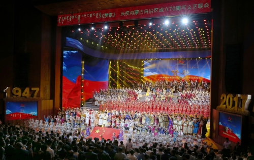 8月7日,，慶祝內蒙古自治區(qū)成立70周年文藝晚會《贊歌》在內蒙古烏蘭恰特大劇院舉行,。中共中央政治局常委、全國政協(xié)主席,、中央代表團團長俞正聲和各族各界干部群眾等共約1300人觀看演出,。
