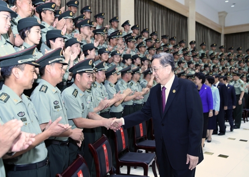 8月7日，中共中央政治局常委,、全國(guó)政協(xié)主席,、中央代表團(tuán)團(tuán)長(zhǎng)俞正聲率代表團(tuán)部分成員分別赴內(nèi)蒙古軍區(qū),、武警內(nèi)蒙古總隊(duì)、武警內(nèi)蒙古森林總隊(duì)慰問(wèn),，并會(huì)見(jiàn)自治區(qū)政法干警代表,。這是俞正聲會(huì)見(jiàn)內(nèi)蒙古軍區(qū)指戰(zhàn)員。