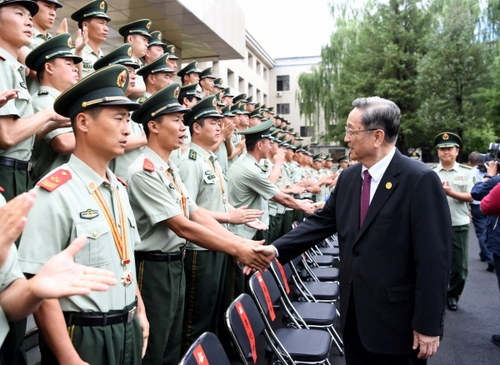 8月7日,，中共中央政治局常委、全國(guó)政協(xié)主席,、中央代表團(tuán)團(tuán)長(zhǎng)俞正聲率代表團(tuán)部分成員分別赴內(nèi)蒙古軍區(qū),、武警內(nèi)蒙古總隊(duì)、武警內(nèi)蒙古森林總隊(duì)慰問(wèn),，并會(huì)見(jiàn)自治區(qū)政法干警代表,。這是俞正聲會(huì)見(jiàn)武警內(nèi)蒙古森林總隊(duì)官兵。