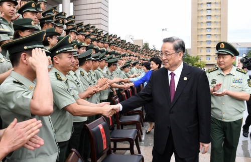 8月7日,，中共中央政治局常委,、全國(guó)政協(xié)主席、中央代表團(tuán)團(tuán)長(zhǎng)俞正聲率代表團(tuán)部分成員分別赴內(nèi)蒙古軍區(qū),、武警內(nèi)蒙古總隊(duì),、武警內(nèi)蒙古森林總隊(duì)慰問(wèn)，并會(huì)見(jiàn)自治區(qū)政法干警代表,。這是俞正聲會(huì)見(jiàn)武警內(nèi)蒙古總隊(duì)官兵,。