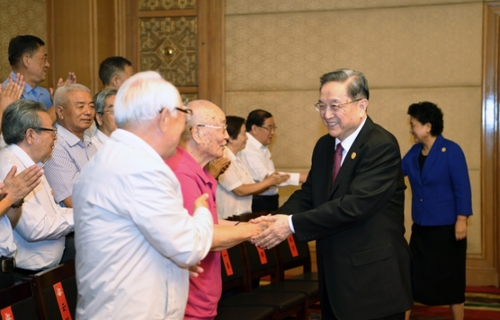 8月7日，中共中央政治局常委,、全國政協(xié)主席、中央代表團(tuán)團(tuán)長俞正聲在內(nèi)蒙古新城賓館會(huì)見內(nèi)蒙古自治區(qū)離退休老同志和各族各界群眾代表,，并與他們合影留念,。1