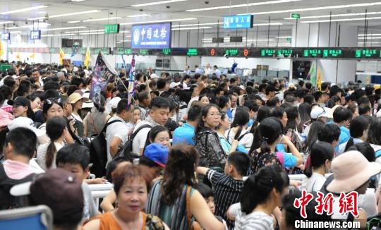 大批參加港澳游內(nèi)地旅客擠滿皇崗口岸出境大廳,?！↑S俊生 攝