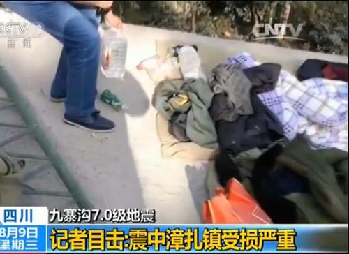 污水處理廠工人因地震而睡在室外,，隨身攜帶飲用水和零食,。