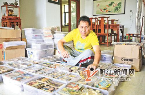 陳星雄在家里整理他收藏的小人書(shū)。 宋福亮 攝