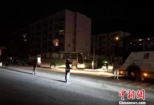 民警在重要路段和道路交匯點疏導交通,?！〔苡钚?攝