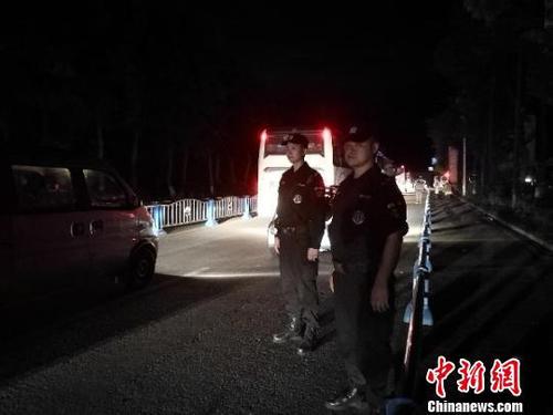 民警在重要路段和道路交匯點疏導交通,?！〔苡钚?攝