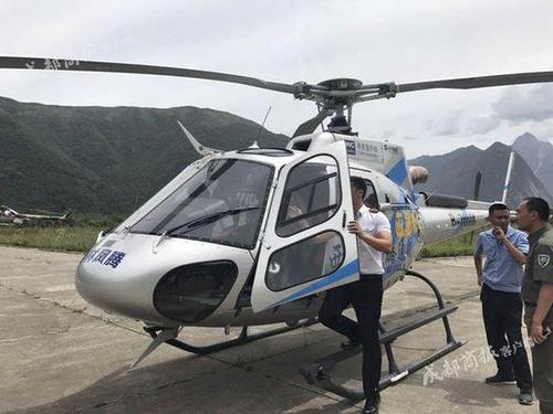 直升機(jī)深入九寨溝盲區(qū)搜救 找到27人3人被救出