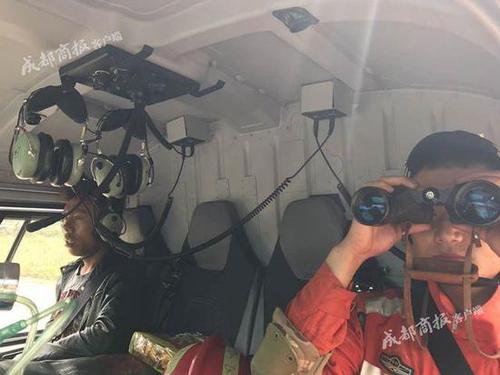 直升機(jī)深入九寨溝盲區(qū)搜救 找到27人3人被救出