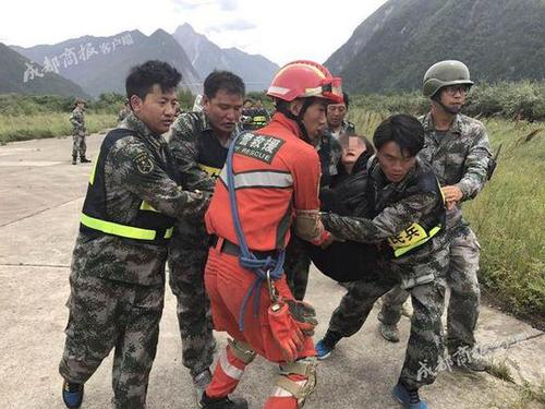直升機(jī)深入九寨溝盲區(qū)搜救 找到27人3人被救出