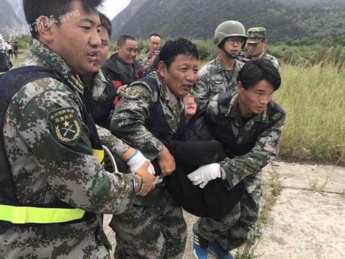 直升機(jī)深入九寨溝盲區(qū)搜救 找到27人3人被救出