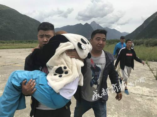 直升機(jī)深入九寨溝盲區(qū)搜救 找到27人3人被救出