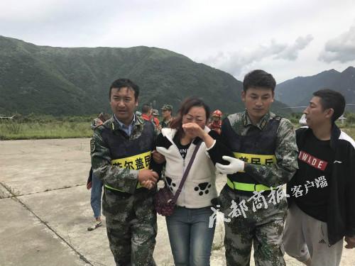 直升機(jī)深入九寨溝盲區(qū)搜救 找到27人3人被救出