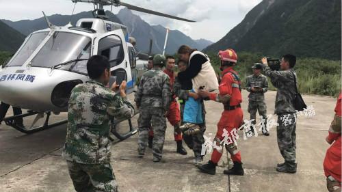 直升機(jī)深入九寨溝盲區(qū)搜救 找到27人3人被救出