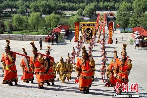 8月10日,，丁酉年兩岸千名青年黃陵祭祖典禮在陜西黃帝陵舉行,。來自臺灣的青年學(xué)生、基層青年民意代表及陜西高校的青年學(xué)生等千余人齊聚黃帝陵,，祭拜人文初祖軒轅黃帝,。<a target='_blank' href='http://www.chinanews.com/'>中新社</a>記者 田進 攝