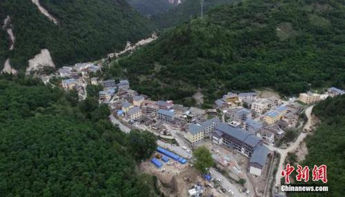 8月10日,，空中俯瞰四川九寨溝“8.8”地震震源中心附近村寨，安置點(diǎn)搭起的一頂頂藍(lán)帳篷格外顯眼,。中新社記者 劉忠俊 攝