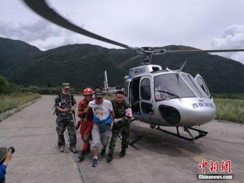 8月10日,，“8.8”九寨溝地震抗震救災(zāi)指揮部派出兩架直升機(jī)編隊(duì)飛行前往四川九寨溝景區(qū)搜救。圖為被成功搜救出的被困民眾,。 中新網(wǎng)記者 安源 攝