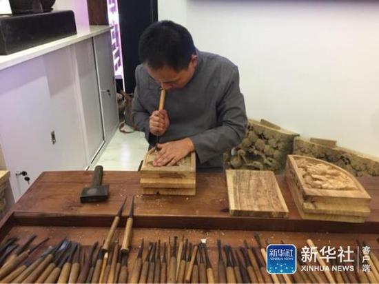 　　用于木雕的雕刻刀有80多把,，沒把大小和功能都不同，木雕正是這樣“方寸之間見乾坤”的精細(xì)活兒,。新華社記者 張夢(mèng)潔 攝