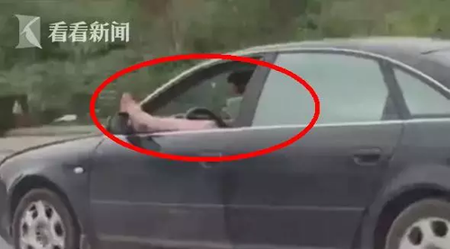奇葩司機(jī)一只腳搭車窗外劈叉開車 同時還打著電話