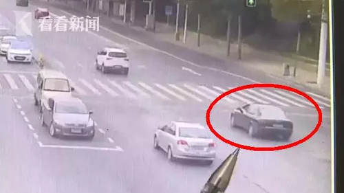 奇葩司機(jī)一只腳搭車窗外劈叉開車 同時還打著電話