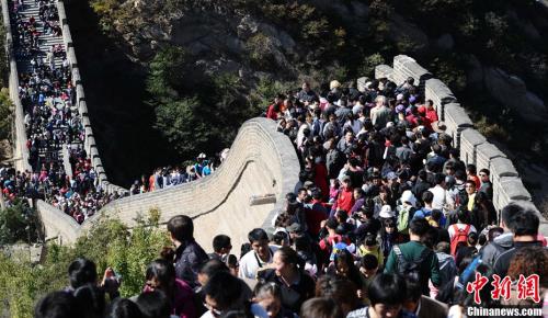 資料圖：眾多游客在八達嶺長城游覽。 <a target='_blank' href='http://www.chinanews.com/'>中新社</a>發(fā) 劉德斌 攝