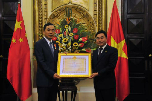 　2014年4月,，越南外交部副部長胡春山向時任中國駐越大使孔鉉佑（左）授予越南國家友誼勛章,。（新華社發(fā)）