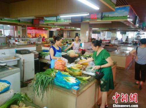 資料圖：民眾正在菜場(chǎng)挑選蔬菜水果,?！≮w侃一 攝