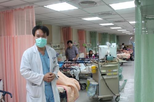 嘉義基督教醫(yī)院急診部上月出現(xiàn)4,、50次滿載，急診部主任劉中賢(左)今天呼吁民眾落實檢傷分流,，勿把急診當門診看,。