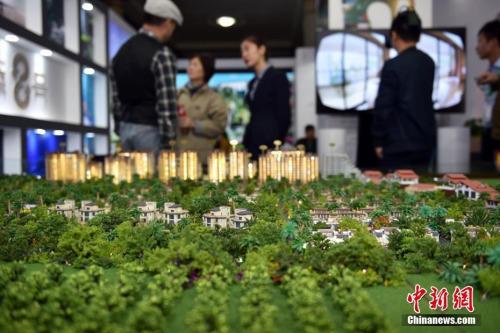 資料圖：售樓人員向顧客介紹樓盤,。 <a target='_blank' href='http://www.chinanews.com/' >中新網(wǎng)</a>記者 金碩 攝