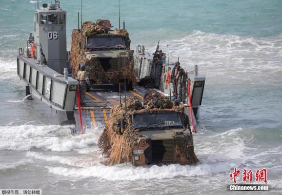 當(dāng)?shù)貢r間7月13日，美澳兩國士兵在澳大利亞參加兩年一次的“護身軍刀”聯(lián)合軍演,。