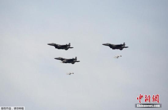 當(dāng)?shù)貢r間4月21日，韓美兩國的韓國抱川舉行聯(lián)合實彈軍事演習(xí),。圖為韓國戰(zhàn)機在目標(biāo)區(qū)域上空投彈,。