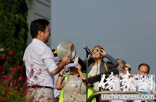 洛杉磯市議員柳大為一邊敲鍋蓋一邊講述中國(guó)有關(guān)日食的傳說(shuō),。(美國(guó)《僑報(bào)》/記者邱晨 攝)